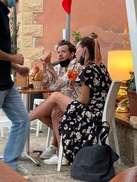 Harry in Italy with Olivia Wilde Harry Styles Gf, Harry Styles Street Style, Harry Styles And Olivia Wilde, Harry In Italy, Olivia Wilde Style, Harry Styles Girlfriend, Gemma Styles, Emma Style, Harry Styles Baby