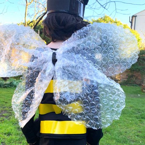 Diy Bee Wings, Bee Fancy Dress, Bee Costume Diy, Bumble Bee Wings, Costumes Faciles, Queen Bee Costume, Diy Bee, Bumble Bee Costume, Bug Costume