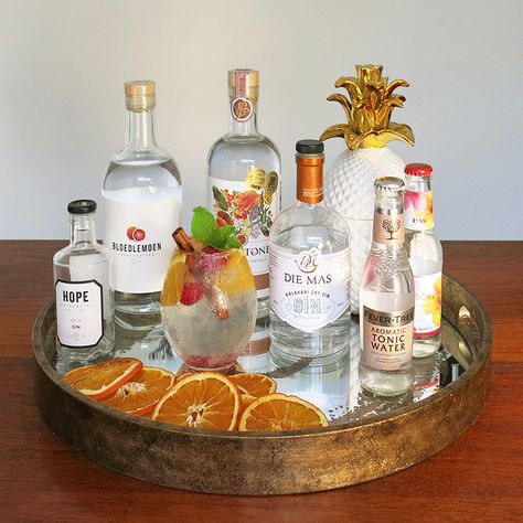 Add style detail with a beautiful gin tray | Block & Chisel Liquor Tray Display Ideas, Drink Tray Ideas, Bar Tray Styling Decorative Trays, Gin And Tonic Bar Station, Drinks Tray Styling, Gin Party Ideas Decor, Gin Station Ideas, Gin Bar Ideas Parties, Cocktail Tray Display