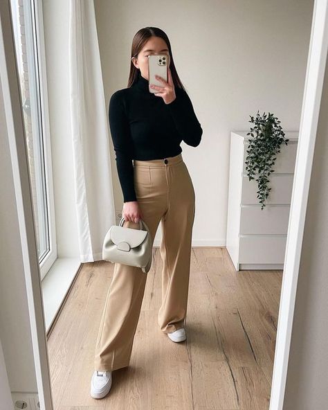 Outfits ‘Lujo Silencioso’ perfectos para la Uni | Es la Moda Outfits For A Windy Day, Zara Pants Outfit, Beige Pants Outfit, Outfits Tenis, Dress Pants Outfits, Fashion Work Outfit, Mode Zara, Corporate Attire, Fashion Top Outfits