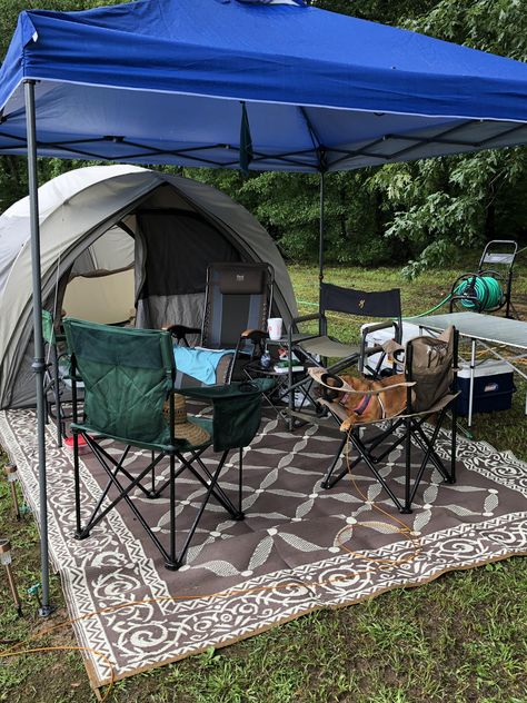 Cute Tent Set Up, Camp Tent Set Up, Inside Tent Set Up, Glamping In A Tent, Tent Setup Ideas Camping, Tent Camping Set Up, Tent Camping Set Up Ideas Glamping, Camp Set Up Ideas, Camping Festival Campsite