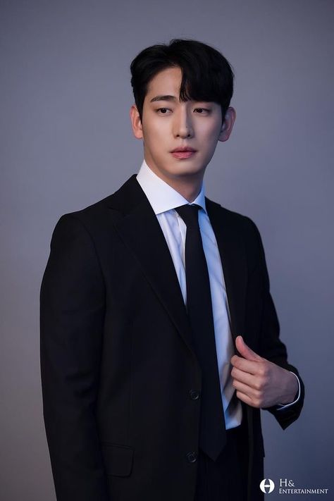 Kpop Poses Male, Style Cowok Korea, Pose Pengantin, Groom Suit Black, Professional Profile Pictures, Yoon Park, Summer Suits Men, Studio Photoshoot Ideas, Black Suit Men