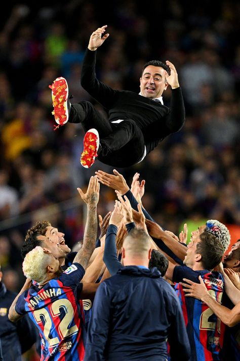 Coach Wallpaper, Fcb Wallpapers, Xavi Barcelona, Barcelona Coach, Fc Barcelona Players, Barcelona Architecture, Fc Barcelona Wallpapers, Xavi Hernandez, Barcelona Players