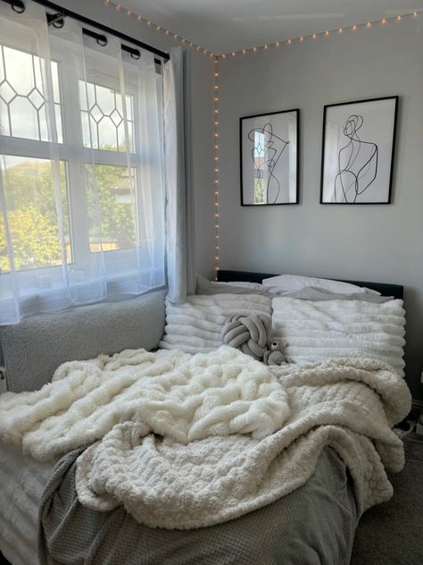 #cozy #bedroom #viralpost #fyp #pinterest Apartment Bedroom Decor For Women, Winter Vibes Cozy, Comfy Room, Future Board, Bedroom Decor For Women, Winter Bedroom, Bedroom Cozy, Apartment Bedroom Decor, Apartment Bedroom