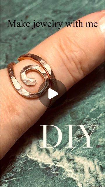 make jewelry with me on Instagram: "Ring tutorial-Make copper jewelry yourself super easy#handmade#kupferschmuck#DIY#business #giftideas" Adjustable Copper Rings, Diy Copper Bracelet Jewelry Making, Hammered Copper Jewelry Tutorials, Wire Crafts Tutorial, Hammered Wire Ring, Diy Hammered Metal Jewelry, Metalwork Jewelry Tutorials, Copper Wire Rings Diy, Copper Wire Art Ideas
