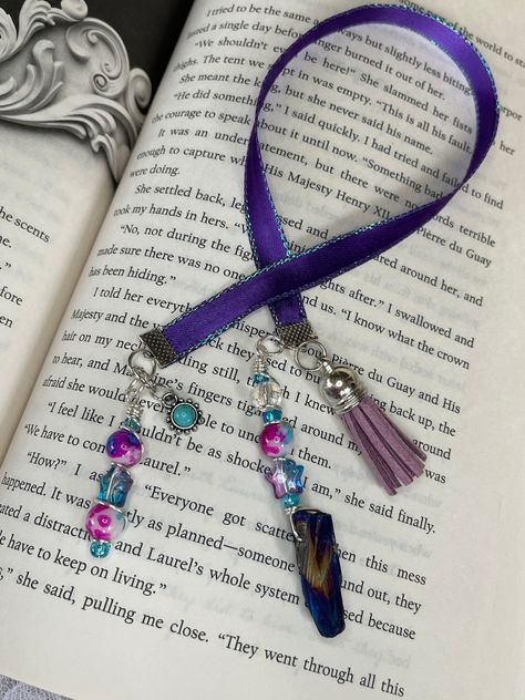 Book Hacks, Journal Charms, Purple Bookmark, Key Crafts, Bookmark Ribbon, Vintage Bookmarks, Charm Bookmark, Bookmark Handmade, Origami For Beginners