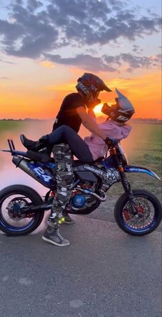 Romantic Couple Reference, Couple Bedroom Ideas, Dirt Bike Couple, Bedroom Ideas Couples, Couple Goal Romantic, Couple Moto, Motocross Couple, Motorcycle Couple Pictures, Couple Mignon