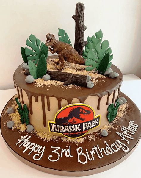 Essen, Dinosaur Cake Jurassic Park, Jurassic Park Theme Cake, Jurassic Park Smash Cake, Jurassic World Cakes, Jurassic Park Birthday Party Cake, Jurassic Park Cake Ideas, Jurassic Park 1st Birthday Party, Jurassic World Theme Party