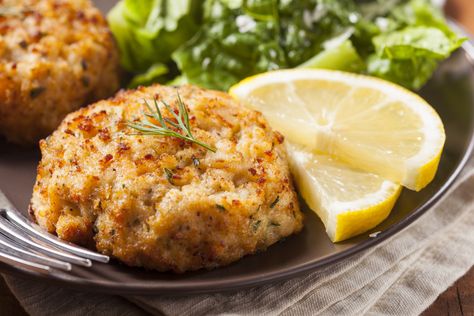 Healing Meals - Crab Cakes with Chopped Vegetable Salad | Dr. Mark Hyman Red Lobster Crab Cakes, Crab Cake Recipes, Maryland Crab Cakes, Frijoles Refritos, Crab Cake Recipe, Crab Cake, Fish Cake, Healing Food, Crab Cakes