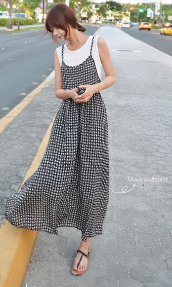 A cool maxi dress for the summer Long Dress With Undershirt, Layer Spaghetti Strap Dress, Strappy Dress With Tshirt, Maxi Dress Ideas Casual, Maxi Dress And Jumper Outfit, Styling Long Dresses Casual, Shirt Under Maxi Dress, Summer Long Dress Outfit, Dress Over Shirt Outfit