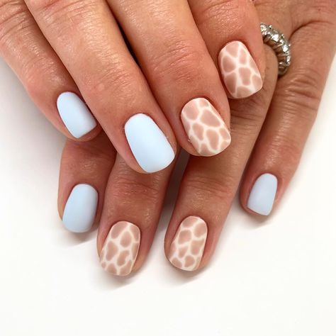 Giraffe Nail Art Design, African Safari Nails, Giraffe Nails Designs, Safari Nail Ideas, Jungle Nail Art, Safari Themed Nails, Nails Giraffe, Safari Nails Designs, Safari Nail Art