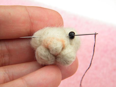 punches. Felted Creatures, Tovad Ull, Felted Bunny, Needle Felting Tutorial, Needle Felted Bunny, Needle Felting Diy, Wool Animals, Needle Felting Tutorials, Felt Bunny