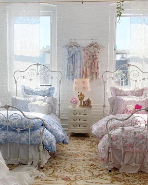 https://www.instagram.com/p/Cc5z08tpJPp/?igshid=MDJmNzVkMjY= Restoration Hardware Style Bedroom, Preppy Bedroom Aesthetic, Preppy Bed, Bedroom Aesthetic Ideas, Chic Dorm, University Accommodation, Fancy Bed, Cozy Dorm Room, Fancy Bedroom