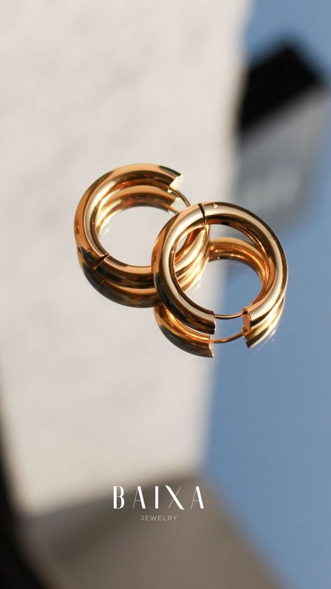 Hoop Earrings Photography, Gold Jewelry Product Photography, Macro Jewelry Photography, Photograph Jewelry Ideas, How To Take Jewelry Photos, Jewelry Pictures Ideas, Gold Product Photography, Gold Jewelry Photography, Earring Product Photography