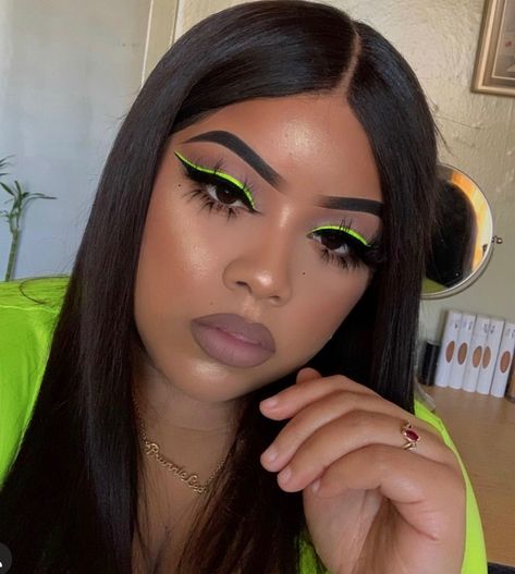 Neon Green And Black Eyeshadow, Neon Green Eyeliner Looks, Neon Glow Makeup, Black And Neon Green Makeup, Green And Orange Makeup Looks, Neon Green Festival Outfit, Neon Eyeliner Makeup, Black And Green Eyeliner, Rave Makeup Green