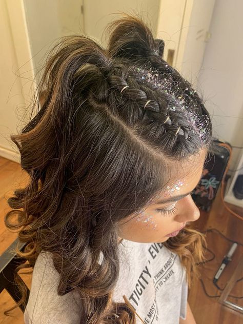 Glitter Part Hairstyles, Concert Hairstyles With Glitter, Hair Glitter Hairstyles, Hairstyle With Glitter, Rauw Alejandro Concert Hairstyle Ideas, Coiffure Euphoria, Lollapalooza Hairstyles, Hairstyles With Glitter, Outfits Carnaval