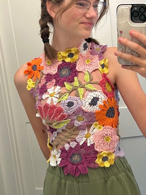 freehand crochet too inspired by taylor swift 2021 grammys flower dress! Mode Hippie, Mode Crochet, Crochet Clothes For Women, Kleidung Diy, Crochet Fashion Patterns, Ropa Diy, Freeform Crochet, Crochet Blouse, Lace Patterns