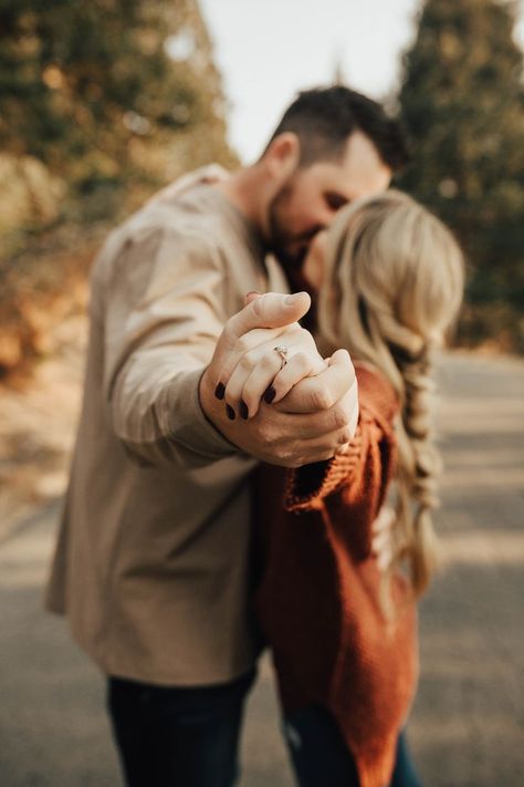 Engagement Shoots Poses, Shaver Lake, Engagement Announcement Photos, Shooting Couple, Lake Engagement Photos, Creative Engagement Photo, Fall Engagement Pictures, Engagement Photography Poses, Cute Engagement Photos