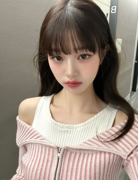 Pretty wonyoung soft ive selca Korean Make Up, 가을 패션, Korean Makeup, Girl Icons, العناية بالبشرة, Pink And White, Cortes De Cabello Corto, Role Models, Korean Girl