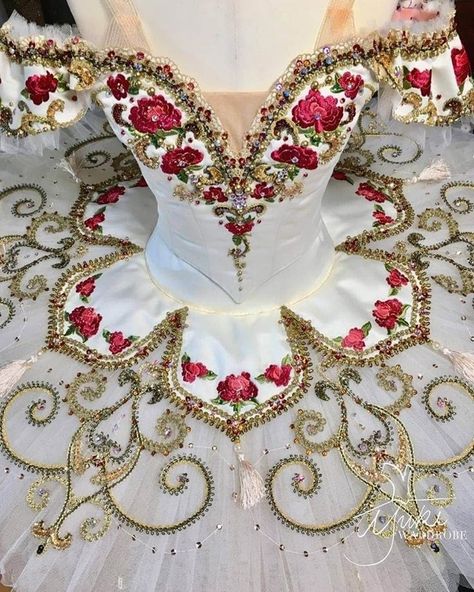 Vestido Charro, Charro Dresses, Xv Dresses, Mexican Quinceanera, Gold Quince, Quinceanera Themes Dresses, Mexican Quinceanera Dresses, Charro Quinceanera Dresses, Red Quinceanera Dresses