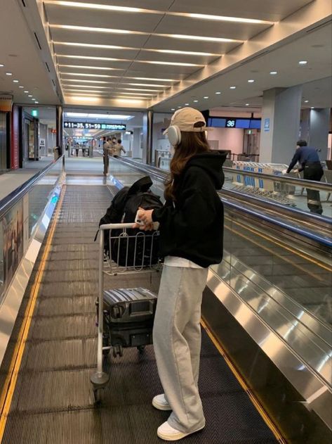 Aesthetic & Trendy Airport Outfits Inspo Aesthetic Airport Pictures, Airport Fashion Korean, Airport Outfits For Women, Airport Outfit Aesthetic, Trendy Airport Outfits, Ootd Airport, Casual Airport Outfit, Aesthetic Airport, Airport Outfit Summer