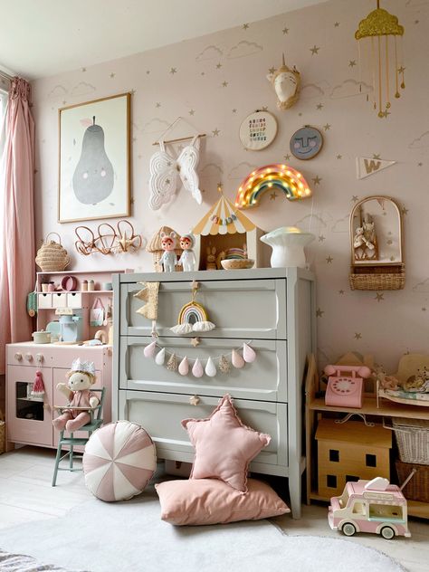 Pastel girls bedroom using blush and grey tones. Play kitchen by Little Dutch. Girl Room Inspiration, Kids Rooms Inspo, Toddler Bedroom Girl, Toddler Room Decor, Toddler Girl Room, Baby Room Inspiration, Nursery Room Inspiration