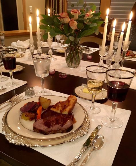 Downton Abbey Christmas Dinner, Essen, Downton Abbey Dinner Party, Elegant Dinner Aesthetic, Fancy Dinner Party Food, Elegant Food Recipes, Downton Abbey Food, Downton Abbey Dinner, Luxury Dinner Party