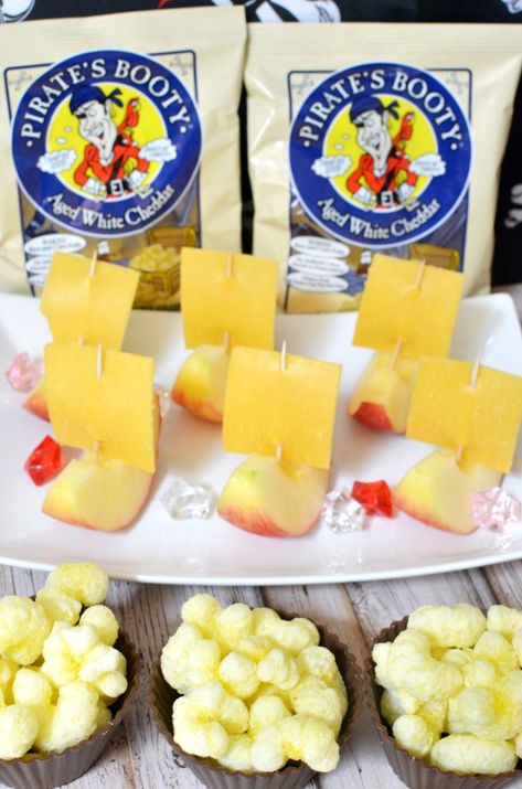 Pirate Ship Apple Snacks + @PIratesBootySnax | 'tis a scurvy pirate snack for #talklikeapirateday! #piratebooty [ad] Pirate Snack Ideas, Pirate Breakfast Ideas, Pirate Snacks For Kids, Pirate Brunch, Pirate Costumes For Kids, Pirate Day Activities, Pirate Themed Food, Pirate Hat Crafts, Pirate Vbs