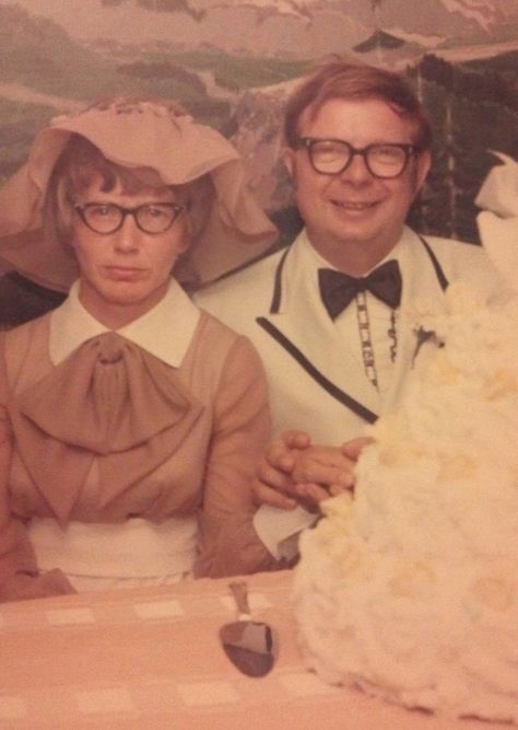 Vintage Funny Wedding Pictures Bad Wedding Photos Ugly Wedding Dresses Fail Horrible Awkward Family worst strange Humour, Worst Wedding Photos, Wedding Dress Fails, Awkward Family Portraits, Bored Couples, Ugly Wedding Dress, Tacky Wedding, Awkward Pictures, Awkward Wedding Photos