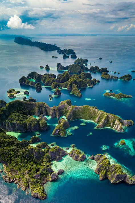 West Papua, Raja Ampat, Dream Travel Destinations, Beautiful Ocean, Island Travel, Alam Semula Jadi, Tropical Islands, Beautiful Places To Travel, Travel Inspo