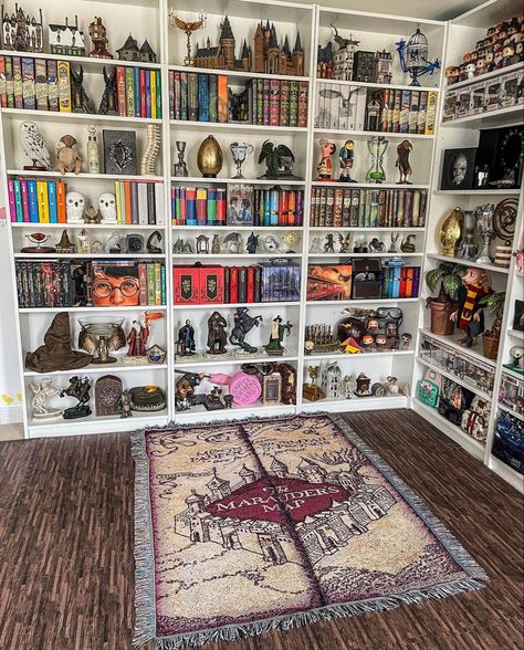 Harry Potter Study Room Ideas, Harry Potter Themed Home Library, Lego And Book Display, Harry Potter Study Room, Harry Potter Corner In Room, Harry Potter Game Room Ideas, Harry Potter Collection Room, Harry Potter Home Library, Harry Potter Movie Room