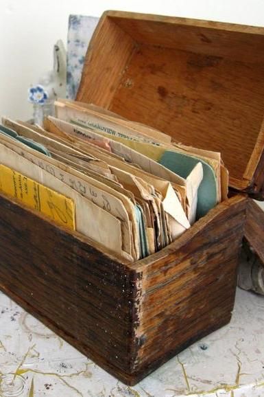 Scrapbook Recipe, Prairie Farmhouse, Vintage Kitchen Gadgets, Recipe Box Wooden, Antique Wooden Boxes, Magia Das Ervas, Vintage Kitchens, Cook Books, Grandma's House