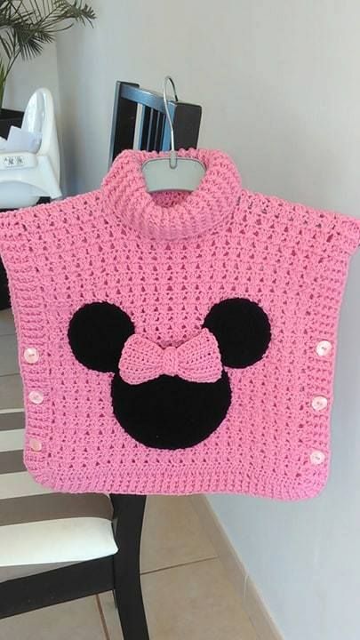 un joli poncho Minnie au crochet - La Grenouille Tricote Kids Poncho Pattern, Crochet Baby Poncho, Baby Poncho, Poncho Crochet, Pola Amigurumi, Crochet Baby Girl, Poncho Pattern, Haken Baby, Crochet Girls