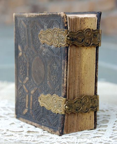 I think this is an old photo album and not a book, but it is still neat looking Old Books, Vintage Book Covers, Up Book, Album Book, World Of Books, Leather Books, Handmade Books, Book Nooks, Book Binding