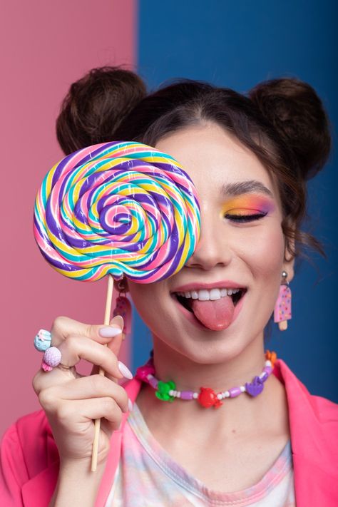 Lollipop Photoshoot Aesthetic, Photoshoot With Lollipop, Photo With Lollipop, Gumball Photoshoot, Lollipop Photoshoot Ideas, Colorful Photoshoot Ideas Fun, Fun Shoot Ideas Photoshoot, Poses With Lollipop, Candy Themed Photoshoot