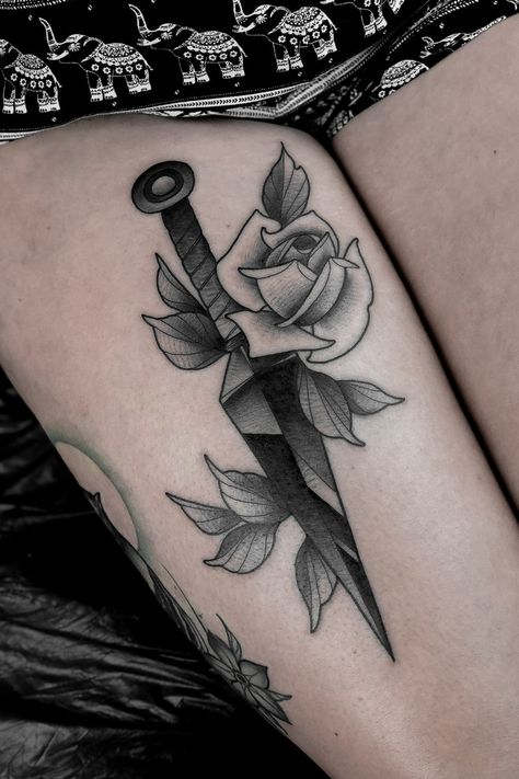 Erfurt, Kunai Tattoo Design, Kunai Tattoo, Knife And Rose Tattoo, Blade Tattoo, Vintage Style Tattoos, Tattoo Black And Grey, Barber Tattoo, Think Tattoo