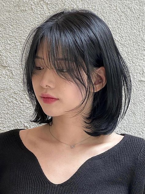 Korean wispy bangs for layered bob Short Hair With Bangs For Straight Hair, Haircut For Medium Length Hair With Bangs, Short Layered Hair With Curtain Bangs Asian, Dark Brown Hairstyles Medium, Korean Hairstyles Women Round Faces, Korean Bangs Cut, Short Hairstyle Women Round Face Bangs, Straight Hairstyles Asian, Korean Hairstyle Short Hair