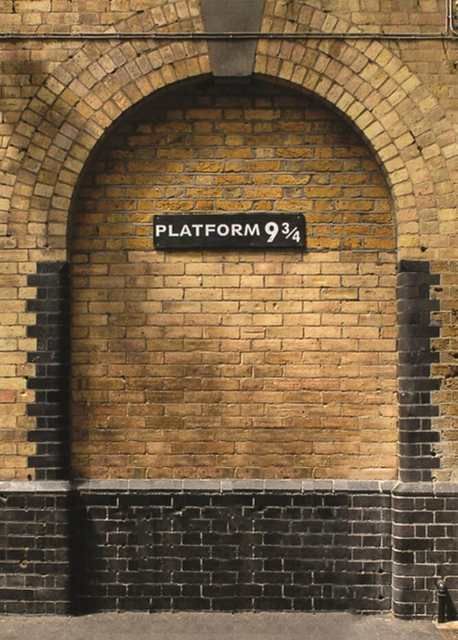 Harry Potter Platform 9 3/4 Aesthetic, Harry Potter Station 9 3/4, Platform 9 3/4 Aesthetic, Harry Potter 9 3/4, Platform 9 3/4, Harry Potter Backdrop, Harry Potter Balloons, Heaven Photography, Prop Wall