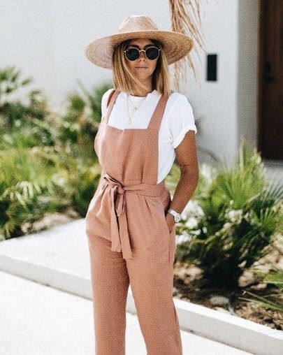 White t-shirt under a linen jumpsuit Summer Overall Outfits, Shirt Under Dress, Easy Style, Linen Jumpsuit, Cooler Look, Under Dress, Outfits With Hats, Fesyen Wanita, Look Chic