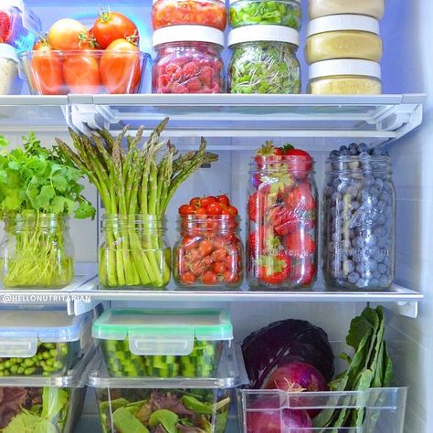 These 15 Beautifully Organized Kitchens Will Inspire You to Stock and Prep Healthy Food Produce Fridge Storage, Produce Fridge Organization, Storing Produce In Mason Jars, Veggie Storage, Organized Refrigerator, Healthy Fridge, 1000 Calorie, Summer Produce, Glass Food Storage Containers