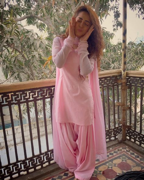 Meet this girl (minahil) tonight at 9:00 pm in drama serial BADNAAM on arydigital ❤ Patiala Dress, Baby Pink Top, Salwar Suits Simple, Patiyala Dress, Patiala Salwar Suits, Patiala Suit Designs, Patiyala Suit, Baby Pink Color, Designer Punjabi Suits