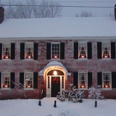 Georgian Decor, Winter Houses, White Wash Brick, Window Candles, Colonial Christmas, Childhood Dream, Christmas Scenery, Red Brick House, Christmas Lighting