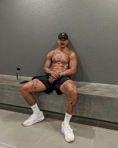 Leg Tats For Men, Traditional Leg Tattoo Men, Old Money Streetwear, Trap Tattoos Men, Jewelry Old Money, Thick Man, Motivation Men, Tattoed Guys, Bauch Tattoos