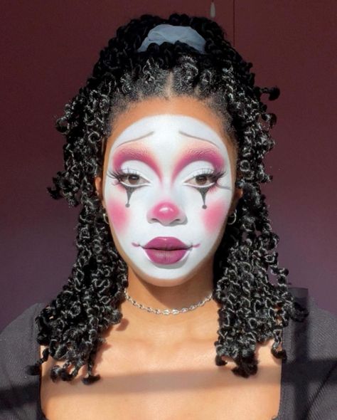 Pretty Halloween Face Makeup, Clown Stage Makeup, Clown Makeup Brown Skin, White Face Paint Makeup Looks, Beauty Clown Makeup, Sweet Clown Makeup, Old Fashioned Clown Makeup, Clown Makeup Vintage, Funky Clown Makeup