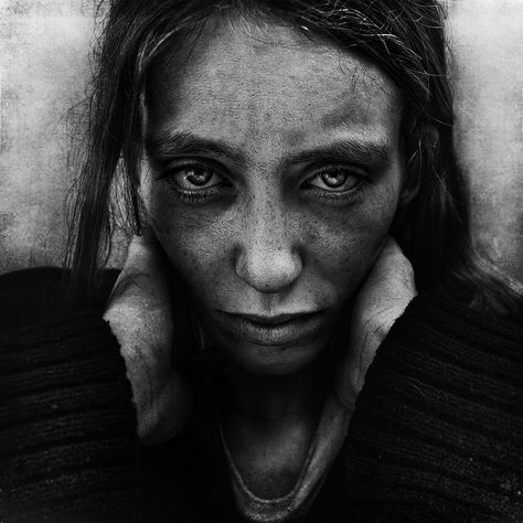 Photographer Lee Jeffries has shown that it’s possible by taking very expressive portraits of people. But not just any kind of people; all of his models are homeless men, women and children that he has met in Europe and the United States. Foto Portrait, Victor Vasarely, Photo D Art, Homeless People, Powerful Images, In Your Face, Aesthetic People, Black And White Portraits, Lee Jeffries