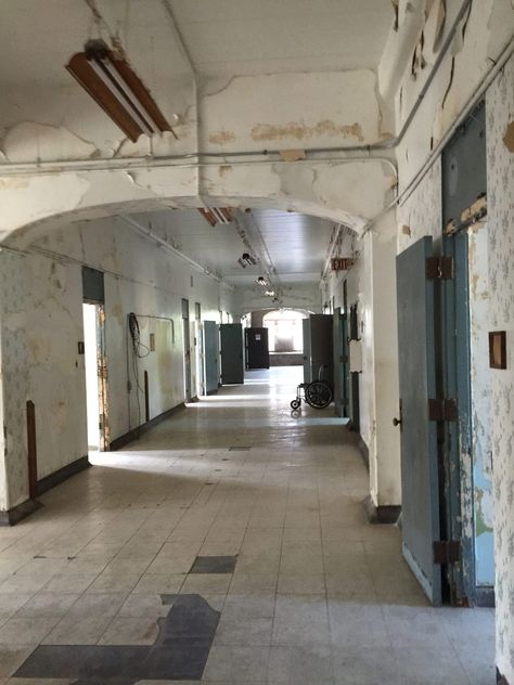 Trans-Allegheny Lunatic Asylum – Weston, West Virginia - Atlas Obscura Ruins, Arkham Asylum Aesthetic, Ghost Hunter Aesthetic, Creepy Hospital, Asylum Aesthetic, Ghost Hunting Aesthetic, Haunted Aesthetic, Haunted Asylums, Paranormal Investigator