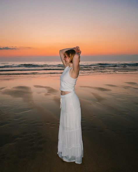 Sunsets by the coast with @jodemac I’m such a sucker for a sunset shoot as we all well know by now - but with a FLASH!? Even if it was just the lil unbuilt one from my @canonuk G7X mark ii it’s SUCH a vibe 💥 This was a little impromptu photoshoot but it’s actually inspired me to do a proper-styled flash photoshoot by the beach so I’ll will plan that asap! I hope you love the photos 🥰 My settings with the flash were ISO 160 f8 1/80s Costa Rica, Beach Sunset Flash Photoshoot, Beach Flash Photoshoot, Beach Flash Photos, Flash Beach Photos, Sunset Flash Photography, Beach Flash Photography, Flash Photoshoot, Sunset Beach Photoshoot