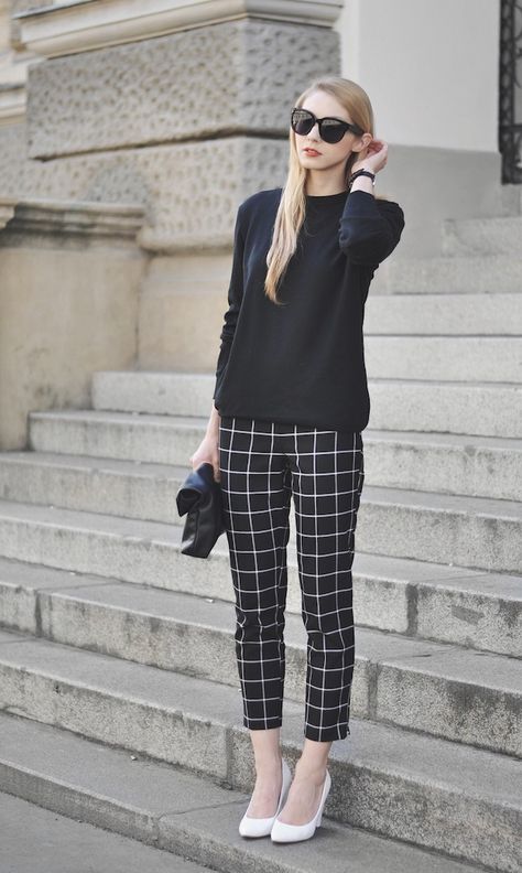 Navy Windowpane Pants Outfit, Black Square Pants, Oval Body Shape Outfits, Patterned Pants Outfit, Windowpane Pants, Patterned Pants, Square Pants, Ținută Casual, Elegante Casual