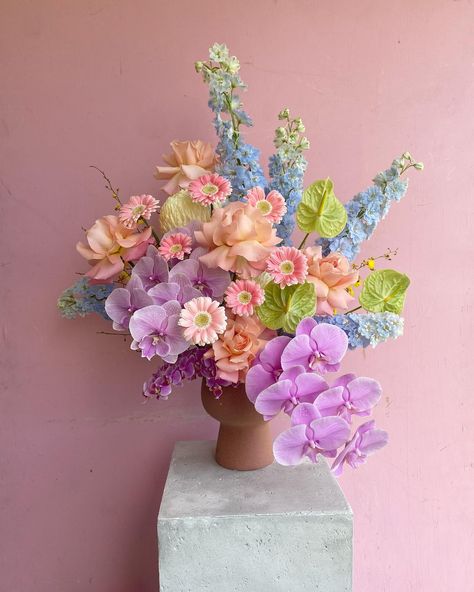 Backyard Garden Landscaping, Colorful Flowers Arrangements, Pastel Bouquet, Spring Flower Arrangements, Spring Things, Boquette Flowers, Flower Vase Arrangements, Bright Florals, Wedding Flowers Summer