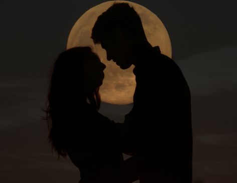 man-and-woman-silhouette-kissing-in-the-moon image - Free stock photo - Public Domain photo - CC0 Images Kissing Silhouette, Man And Woman Silhouette, Boy And Girl Friendship, Illusion Pictures, Public Domain Photos, Graffiti Words, Moon Images, Love Moon, Girl Friendship